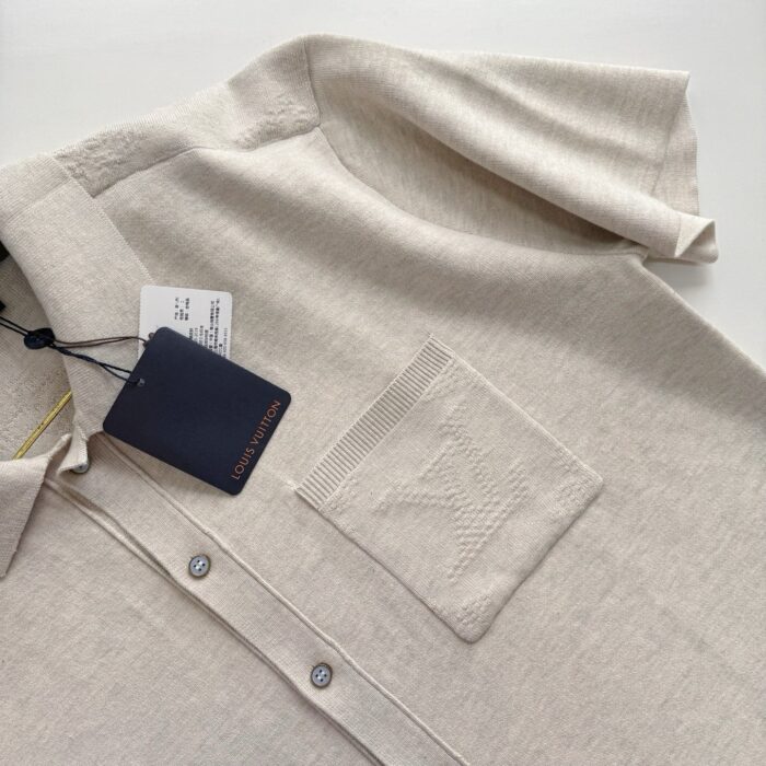 Maglietta polo beige con taschino, tessuto morbido, stile casual elegante, perfetta per ogni occasione.