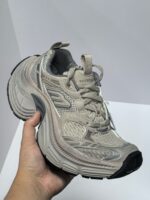 Sneaker beige moderna con suola antiscivolo, tomaia traspirante e design versatile per ogni occasione.