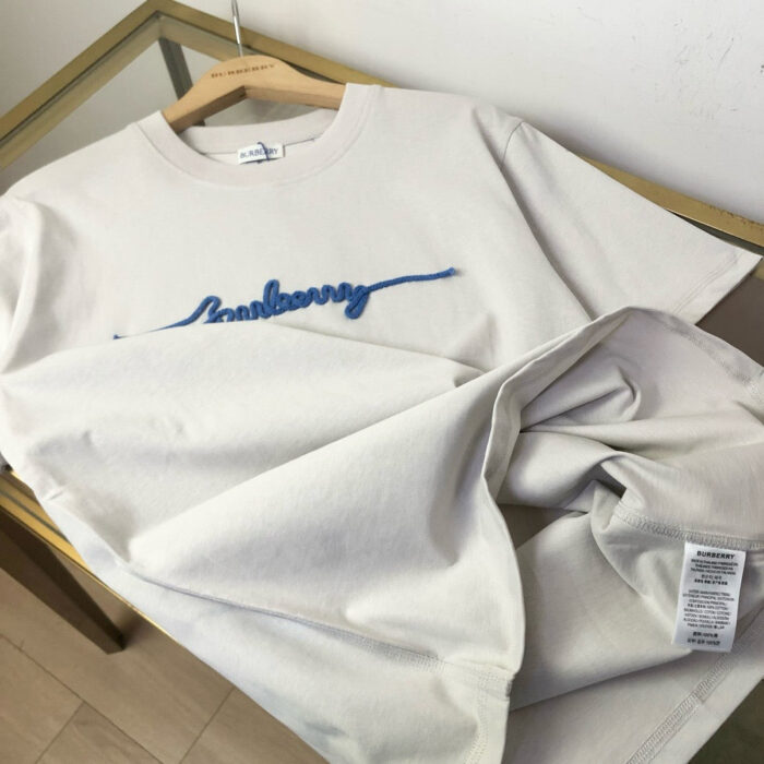 T-shirt beige con ricamo Hamburg blu, casual e originale, perfetta per ogni occasione.