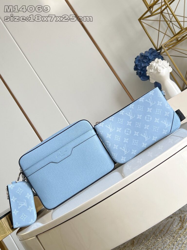 Set di borse in blu chiaro eleganti e pratiche, ideale per ogni occasione.