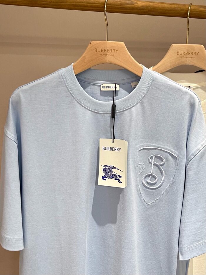 T-shirt blu chiaro Burberry con ricamo logo, stile elegante e tessuto morbido, perfetto per ogni occasione.