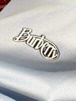 Felpa blu chiaro Burberry con logo ricamato, stile casual elegante e tessuto morbido.