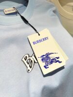 T-shirt pastello Burberry con ricamo B e etichetta con cavallo elegante.