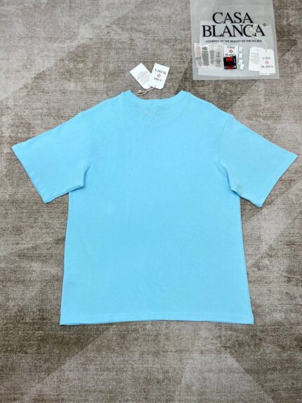 T-shirt casual blu pastello Casa Blanca, stile minimalista e comfort per ogni occasione.