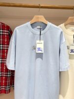 T-shirt azzurro chiaro casual, con etichetta, abbigliamento moderno e versatile.