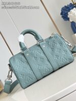 Borsa elegante in pelle blu chiaro con dettagli metallici e optional tracolla rimovibile.