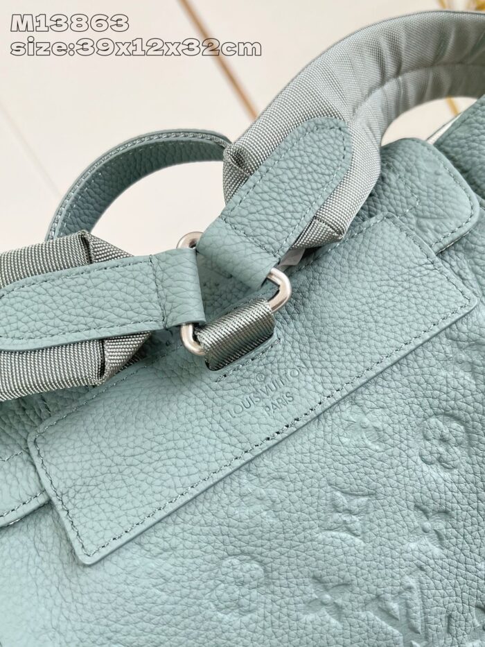 Borsa in pelle azzurro chiaro, design strutturato, manici moderni e dettaglio branding elegante.