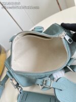 Borsa in pelle blu pastello, spaziosa, con tracolla regolabile e design minimale.