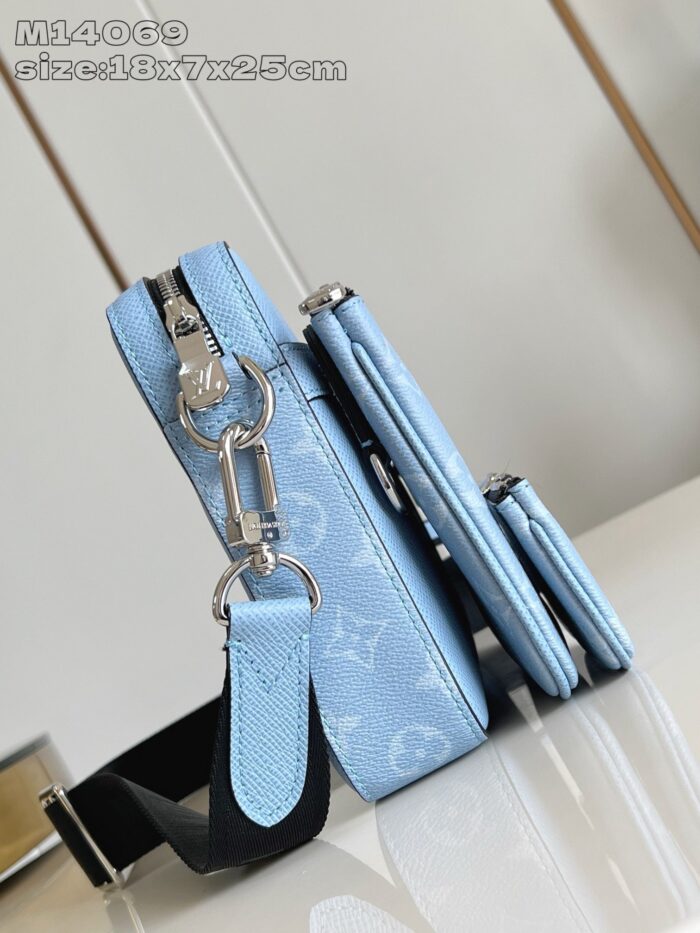 Borsa blu pastello elegante con tracolla, spaziosa, ideale per ogni occasione.