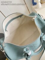 Borsa donna in blu chiaro con interno neutro, manici resistenti e design elegante e minimalista.