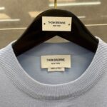 Maglione pastello Thom Browne in Italia con etichette di alta qualità e design elegante.