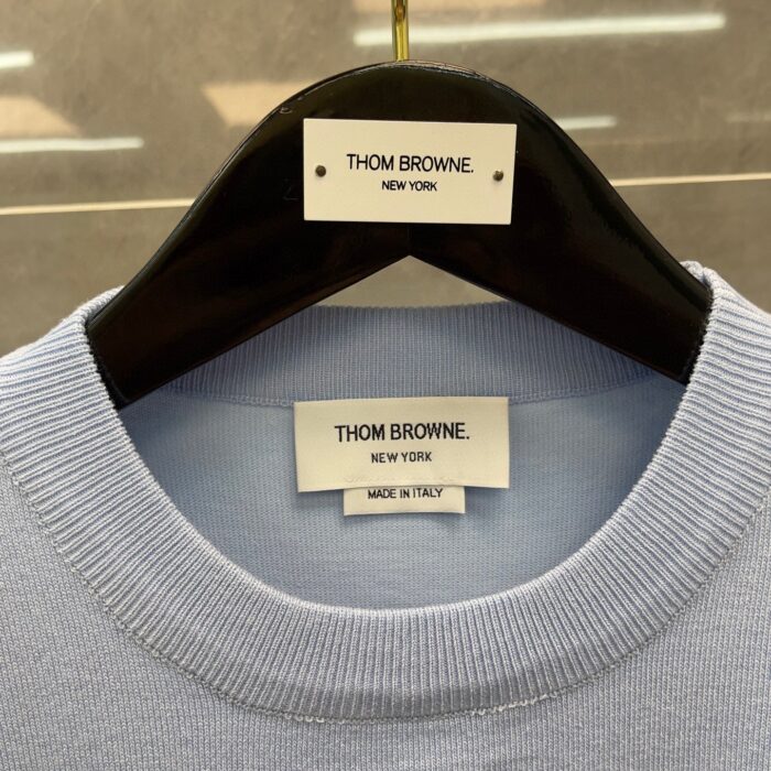 Maglione pastello Thom Browne in Italia con etichette di alta qualità e design elegante.