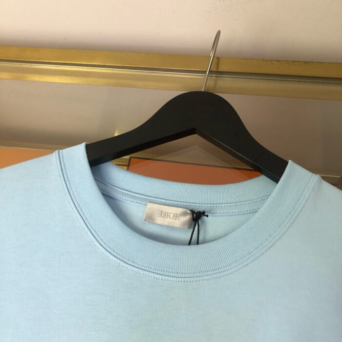 Felpa blu pastello in cotone, stile casual, comoda e versatile per il relax quotidiano.
