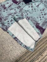 Tessuto toile blu chiaro con scene eleganti, ideale per abbigliamento casual estivo.