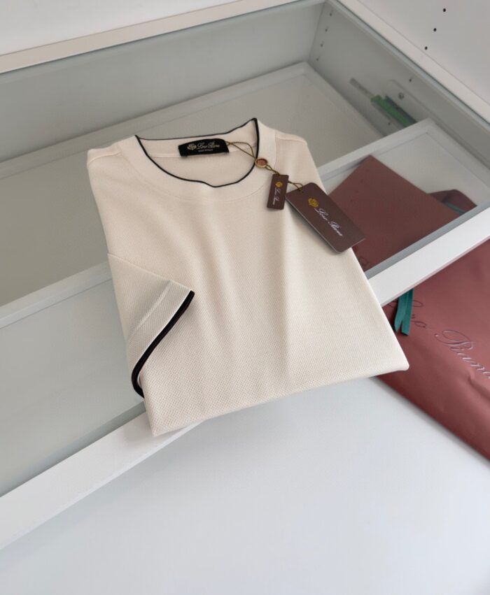 Camicia elegante beige con colletto nero, perfetta per occasioni casual e semi-formali.