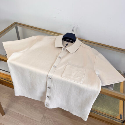 Camicia casual a maniche corte in tessuto leggero e neutro, ideale per l’estate.
