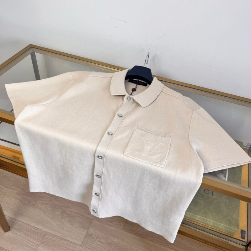 Camicia casual a maniche corte in tessuto leggero e neutro, ideale per l’estate.
