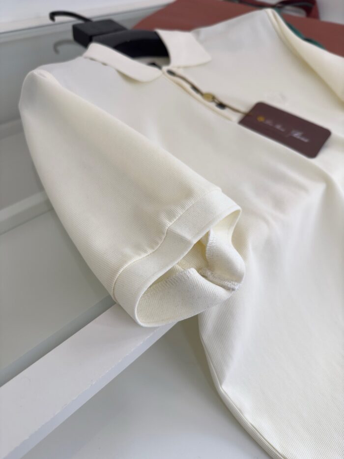 Camicia in seta color avorio con colletto e maniche corte rifinite, elegante e versatile.
