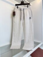 Pantaloni sportivi leggeri in tessuto mélange con vita elastica, tasche e logo discreto.