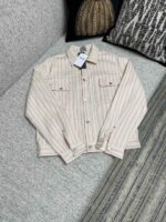 Giacca in denim bianco con strisce eleganti, perfetta per uno stile casual sofisticato.