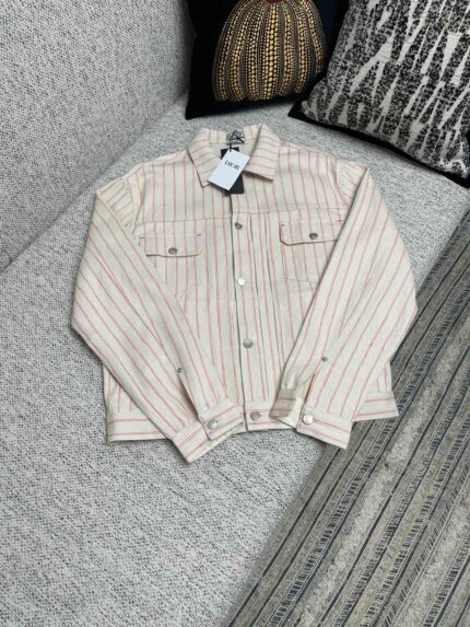 Giacca in denim bianco con strisce eleganti, perfetta per uno stile casual sofisticato.