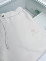 Pantaloni jogger beige con logo discreto e cucitura elastica, ideali per il comfort casuale.