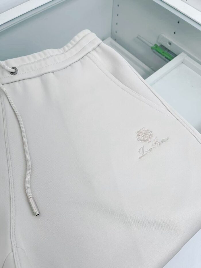 Pantaloni jogger beige con logo discreto e cucitura elastica, ideali per il comfort casuale.