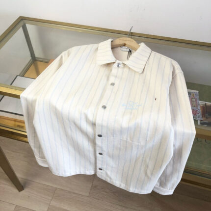Camicia casual a strisce blu e crema, in cotone raffinato, con bottoni e ricamo sul petto.
