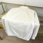 Camicia beige a righe vintage uomo con colletto classico e chiusure bottonate elegante.