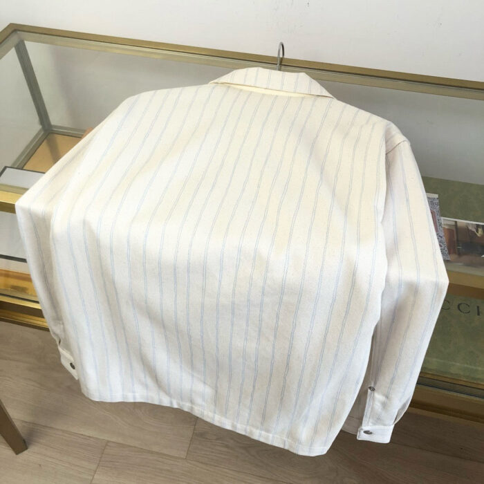 Camicia beige a righe vintage uomo con colletto classico e chiusure bottonate elegante.