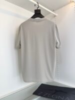 Maglietta grigia basic elegante, versatile, in tessuto morbido, ideale per ogni occasione raffinata.