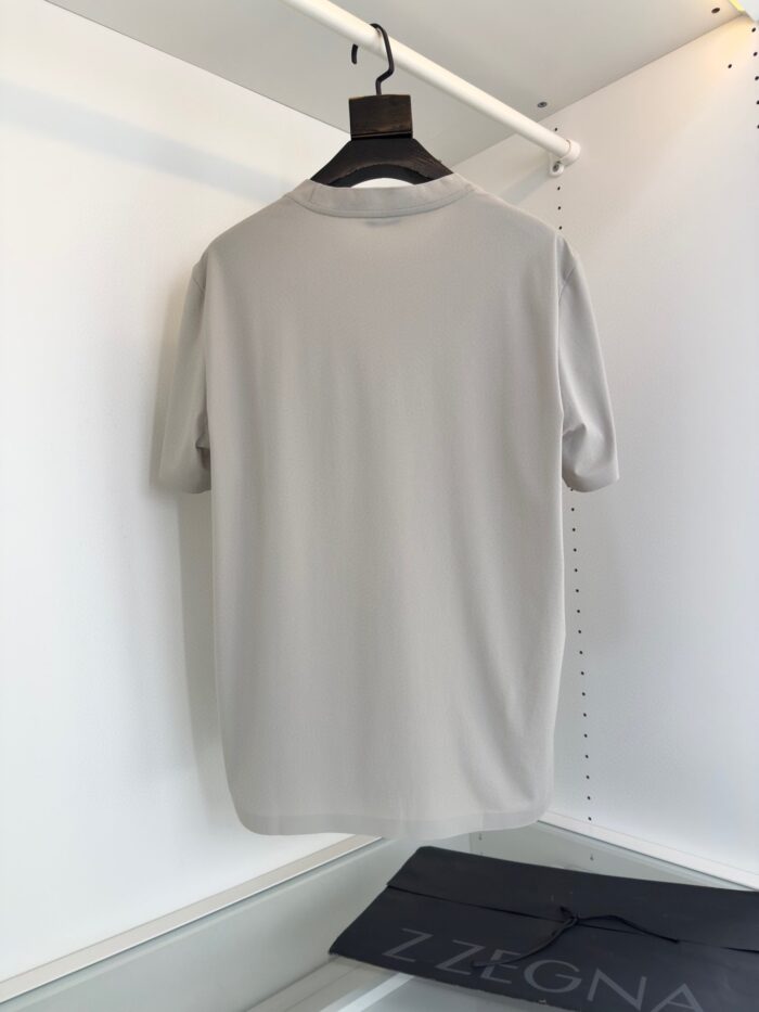 Maglietta grigia basic elegante, versatile, in tessuto morbido, ideale per ogni occasione raffinata.