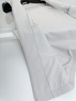 Giacca leggera grigia minimalista per look casual e raffinato, ideale per stagione di transizione.