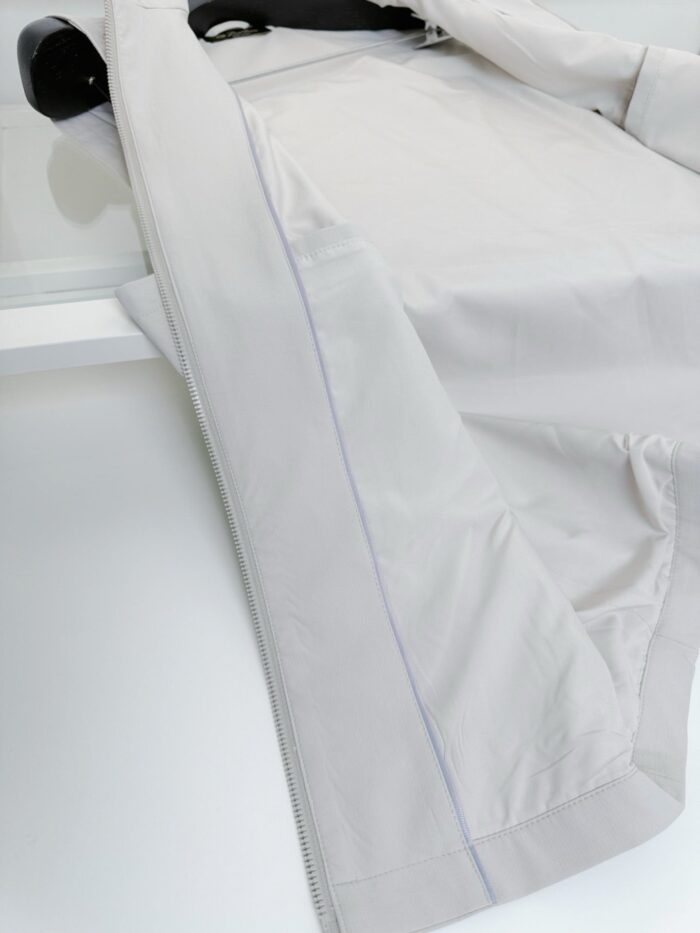 Giacca leggera grigia minimalista per look casual e raffinato, ideale per stagione di transizione.