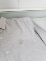 Camicia grigia casual con logo ricamato, stile versatile e raffinato per ogni occasione.