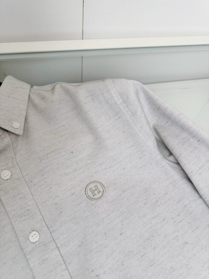 Camicia grigia casual con logo ricamato, stile versatile e raffinato per ogni occasione.