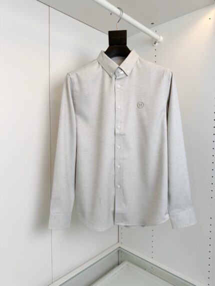 Camicia grigia classica slim fit con logo ricamato, stile elegante e versatile.