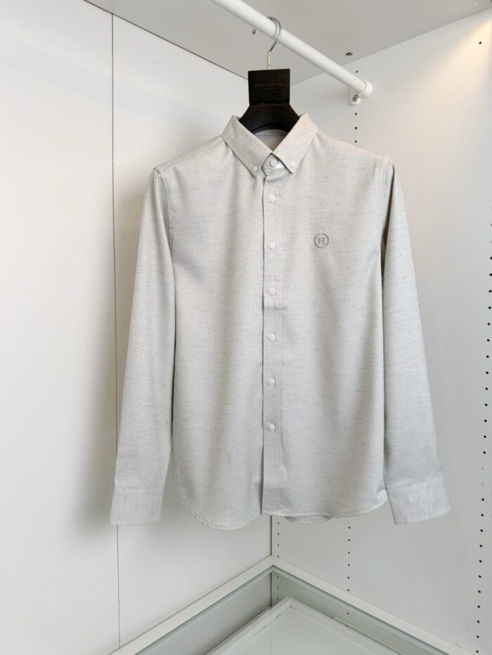 Camicia grigia classica slim fit con logo ricamato, stile elegante e versatile.
