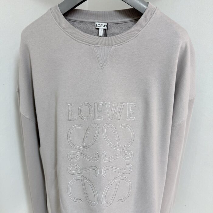 Felpa grigia Loewe con logo embossing e dettagli artistici, stile casual e sofisticato.
