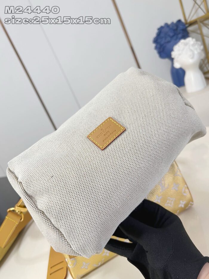 Borsa cilindrica in tessuto grigio chiaro con dettaglio in pelle, stile minimalista e elegante.