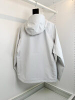 Giacca leggera grigia con cappuccio, stile minimalista e pratico per ogni occasione outdoor.