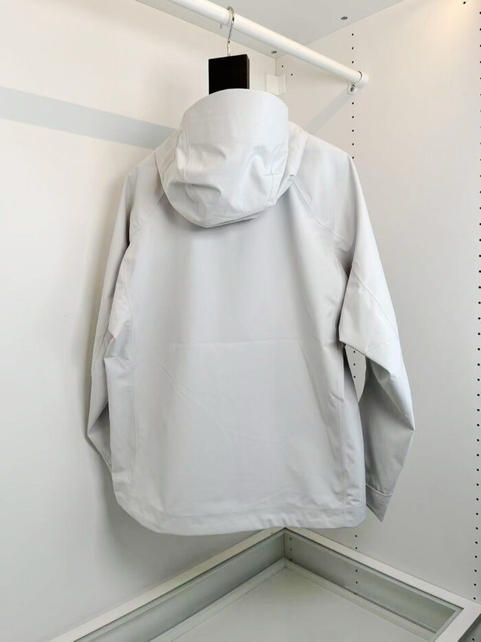 Giacca leggera grigia con cappuccio, stile minimalista e pratico per ogni occasione outdoor.