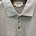 Maglietta polo grigia Thom Browne, made in Japan, elegante, di alta qualità e versatile.