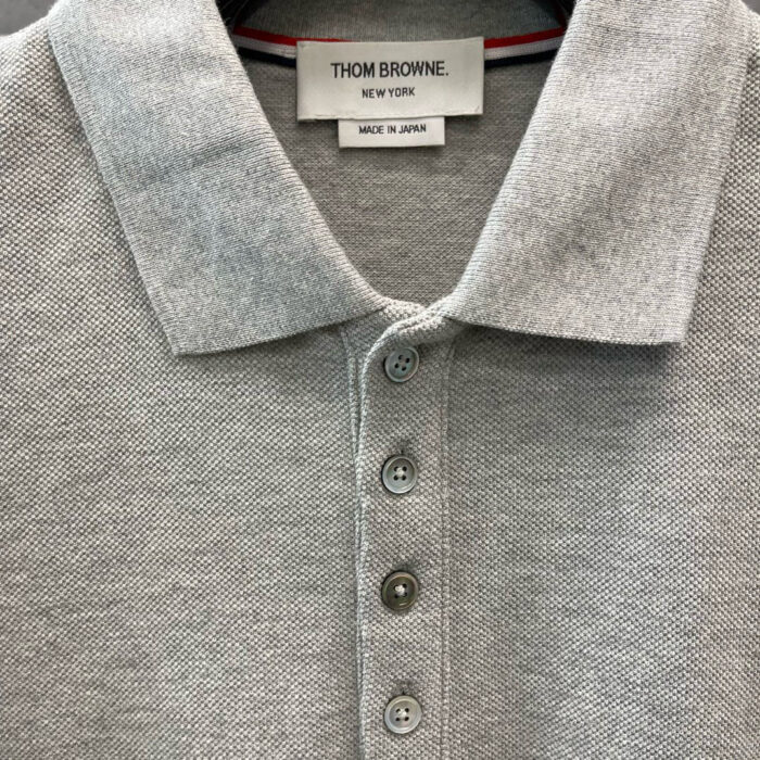 Maglietta polo grigia Thom Browne, made in Japan, elegante, di alta qualità e versatile.