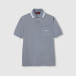 Polo grigia con colletto a righe e tasca ricamata, stile casual raffinato.