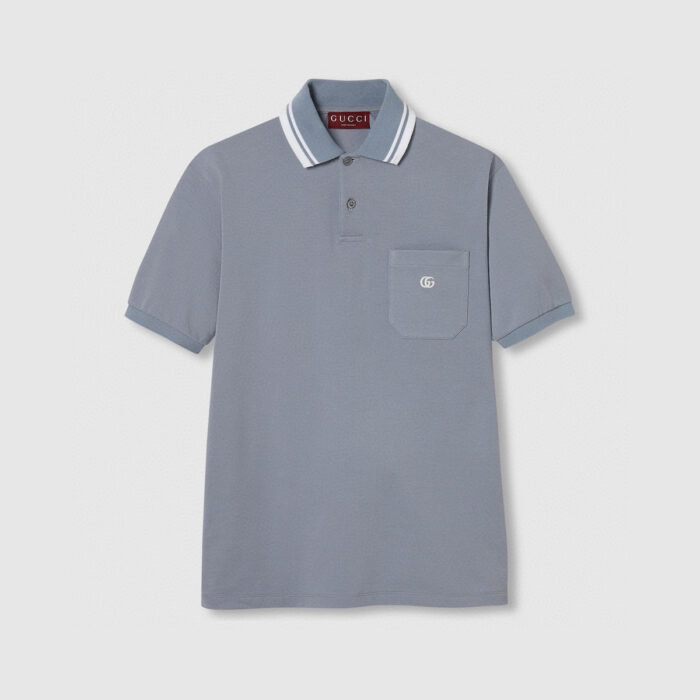 Polo grigia con colletto a righe e tasca ricamata, stile casual raffinato.