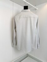 Camicia grigia uomo a maniche lunghe, versatile, classica e in cotone di alta qualità.