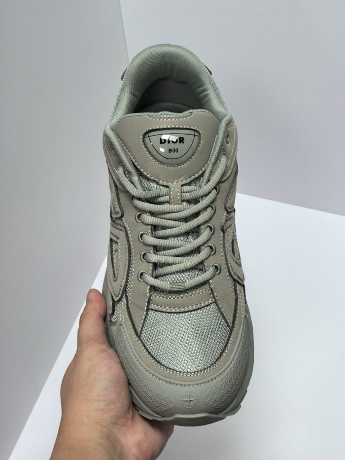 Sneaker grigia moderna, confortevole, versatile, con tomaia in mesh e suola antiscivolo.