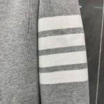 Top casual grigia con strisce sportive, stile vintage e comfort versatile.