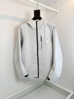 Giacca grigia impermeabile moderna da esterni, leggera e versatile con cappuccio e tasca zip.